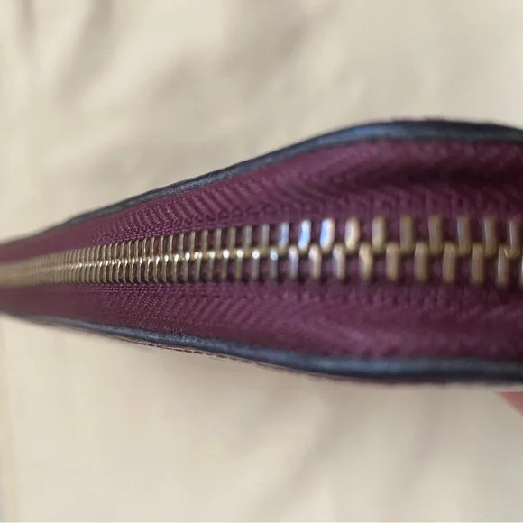 Louis Vuitton Monogram Vernis Zippy Wallet in the color Amarante - Picture 7 of 11